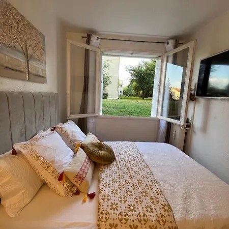 Appartement Situe A 5 Min Du Chateau De Et Stationnement Gratuit