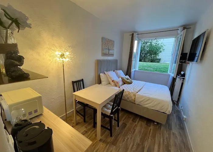 Situe A 5 Min Du Chateau De Et Stationnement Gratuit فيرفاي